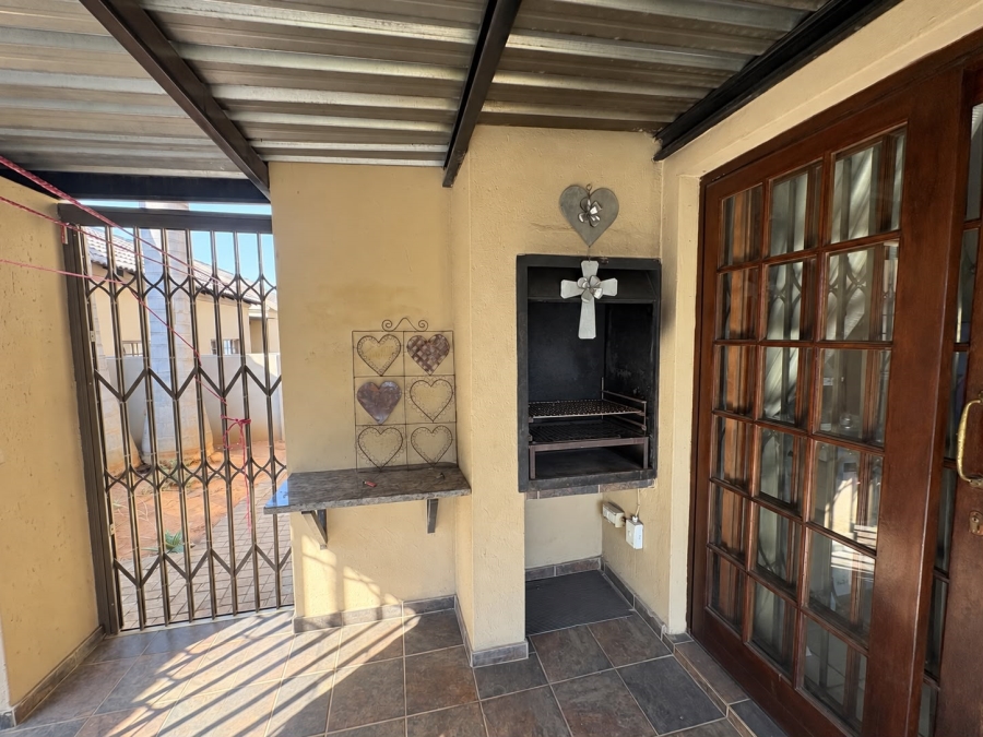 2 Bedroom Property for Sale in Waterval East North West